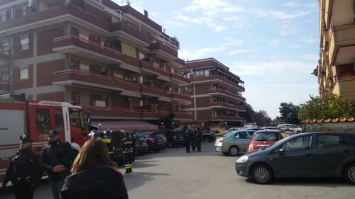 Carabiniere spara alla moglie e si barrica in casa con le figlie 2