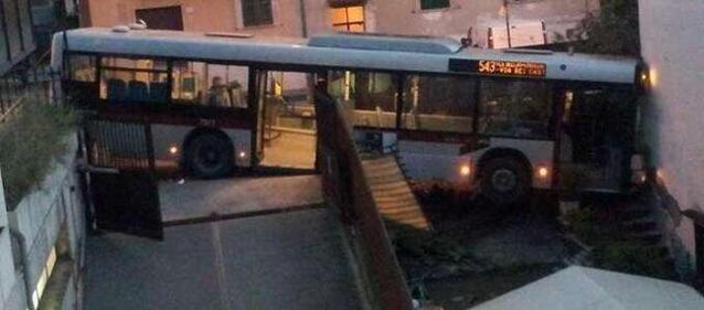 Roma, il bus finisce in casa di un malcapitato 2