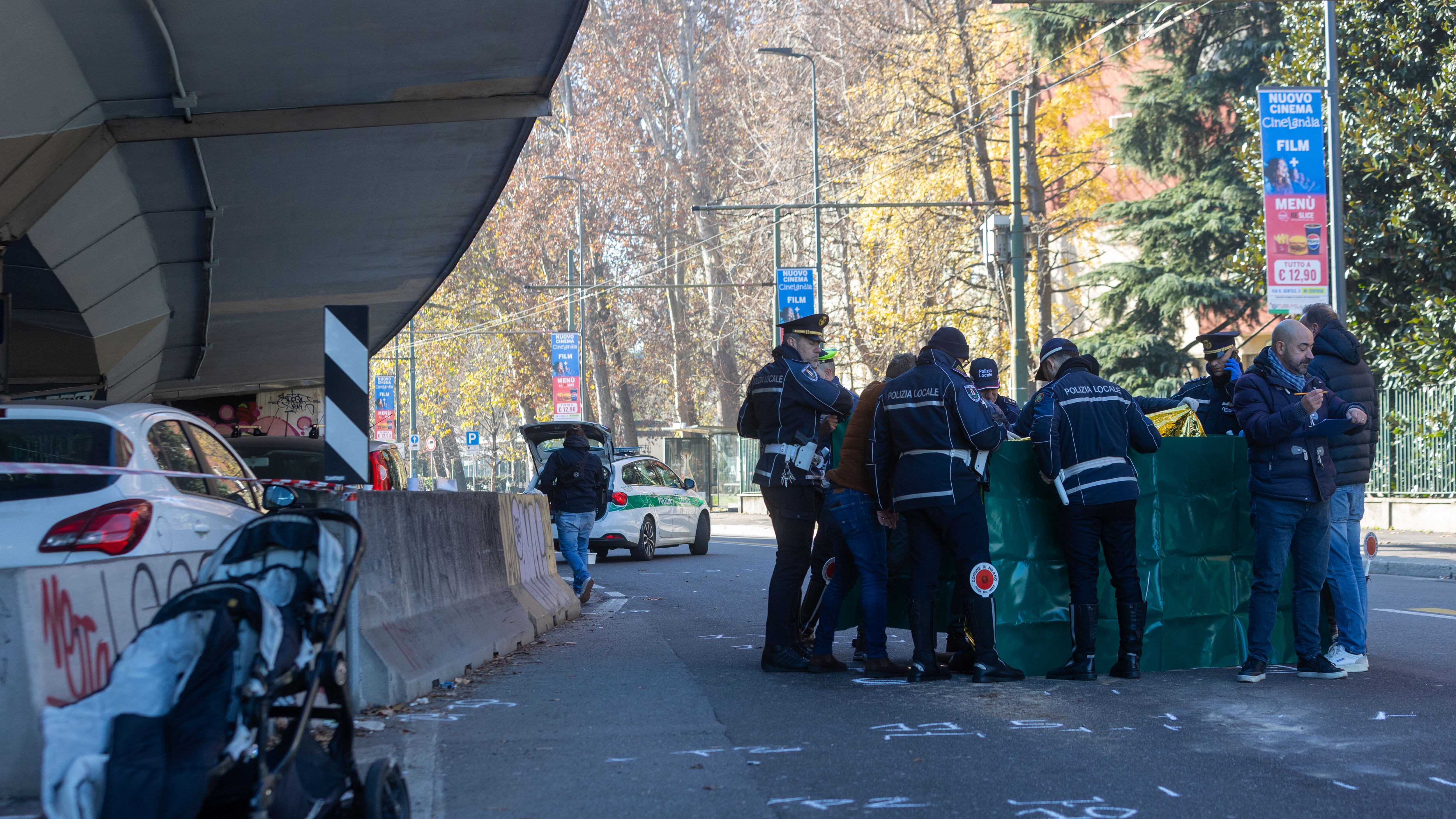 Travolge una mamma col passeggino e la uccide. Arrestato camionista pirata di 24 anni: era già fuori Milano