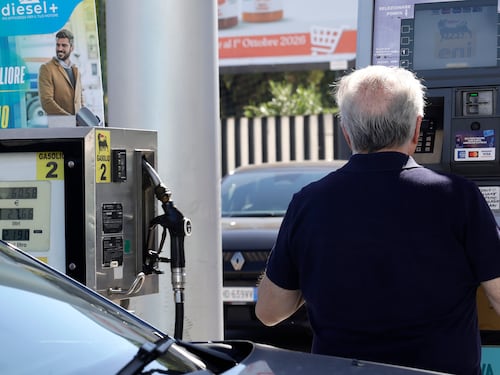 Sconti carburante al via: la guida alle app per fare il pieno al prezzo più basso. Si risparmia fino a 25 euro