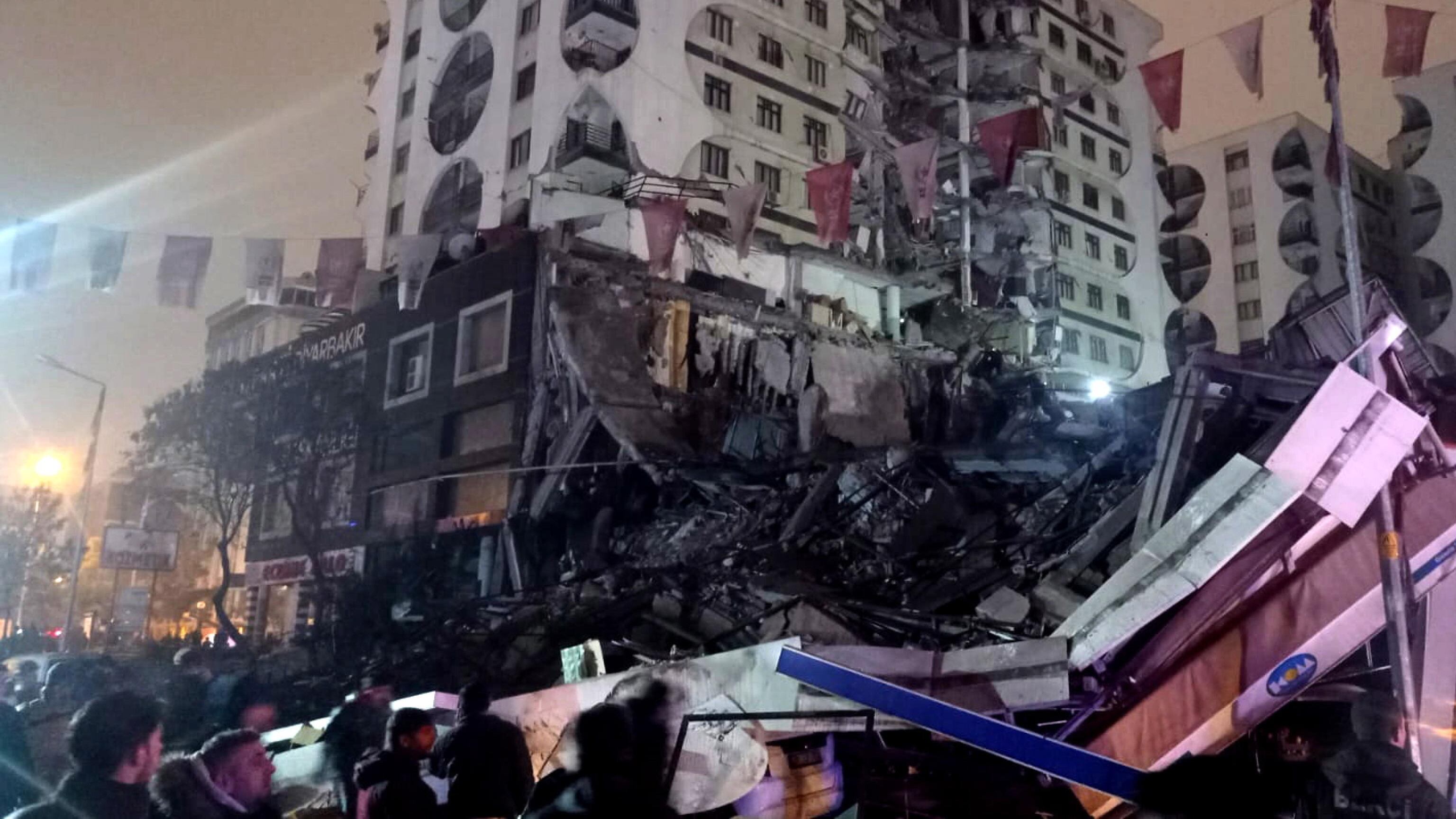 Forte terremoto tra Turchia e Siria: più di 3000 morti e oltre 10000 feriti