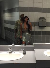 Kim Kardashian sexy con i capelli rosa 26