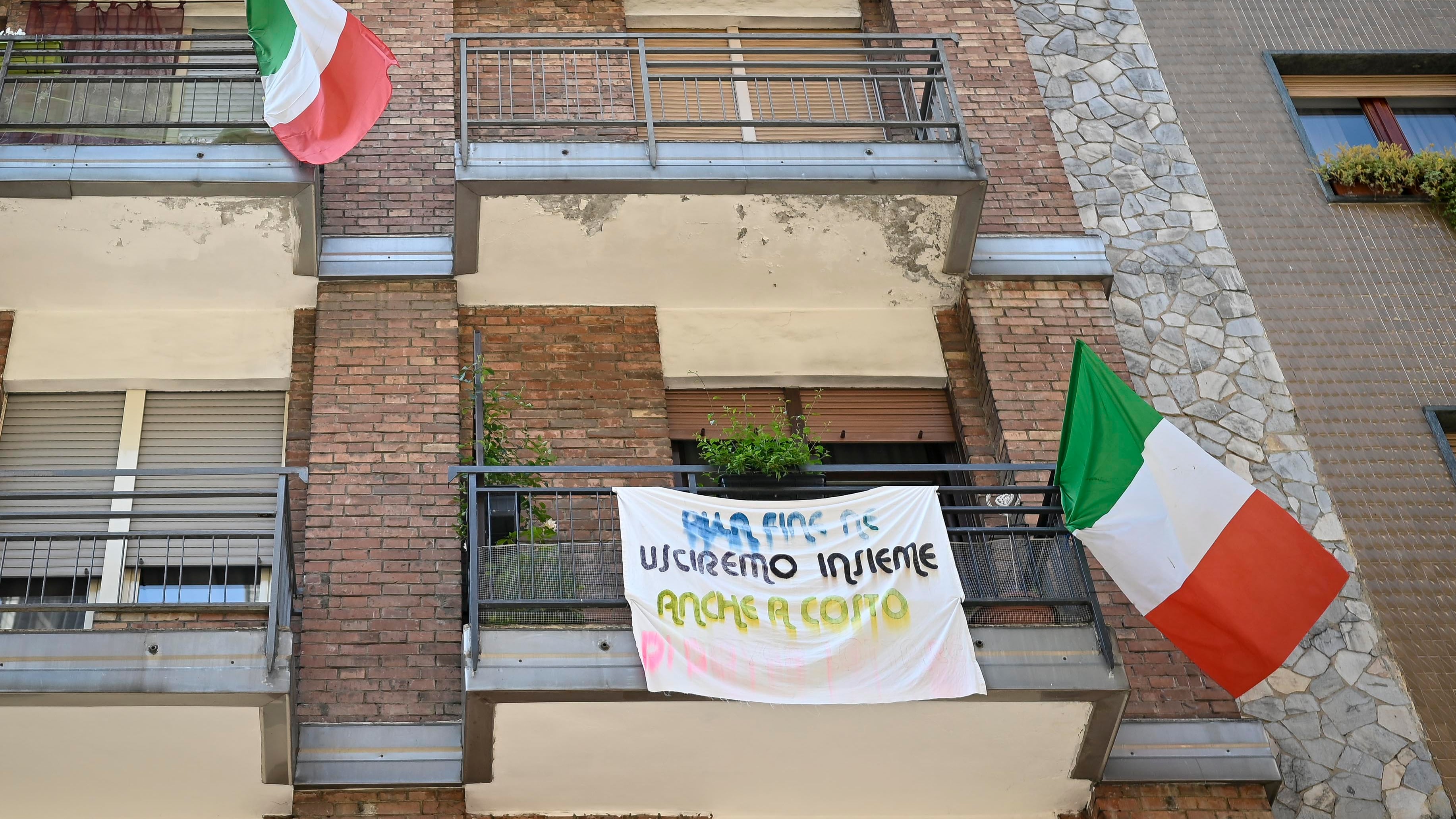 Canti dal balcone e yoga in salotto. A chi manca un po' il lockdown