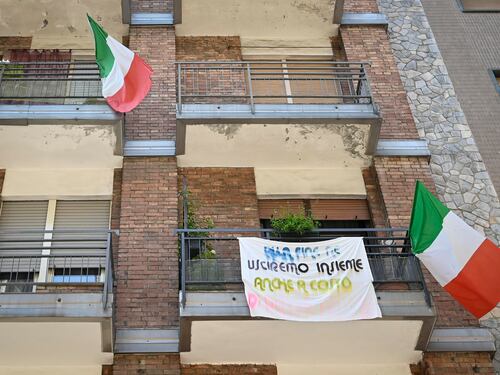Canti dal balcone e yoga in salotto. A chi manca un po' il lockdown