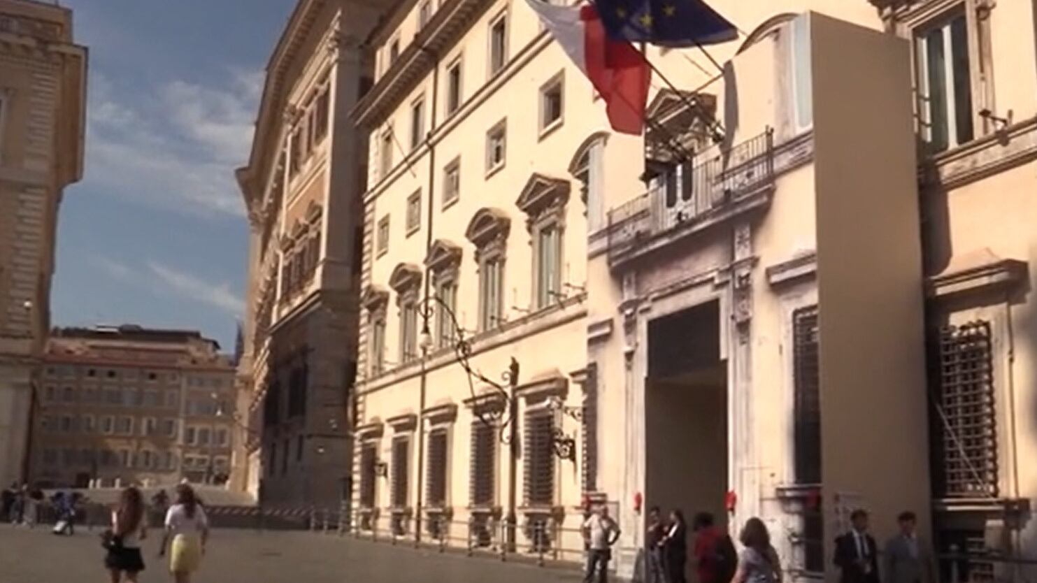 Via le transenne, Giorgia Meloni riapre al pubblico Piazza Colonna a Roma
