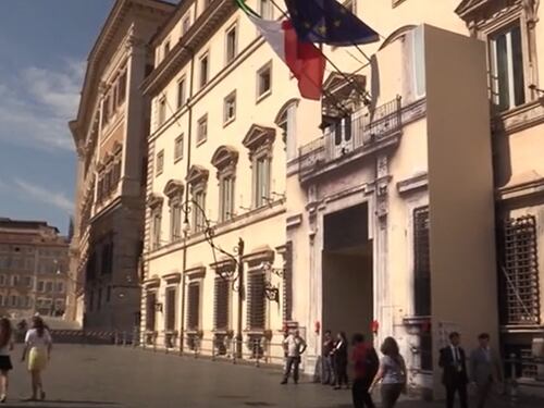 Via le transenne, Giorgia Meloni riapre al pubblico Piazza Colonna a Roma
