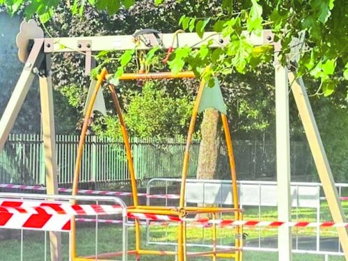 Cade dall'altalena e muore a 6 anni: tragedia al parco davanti alla mamma