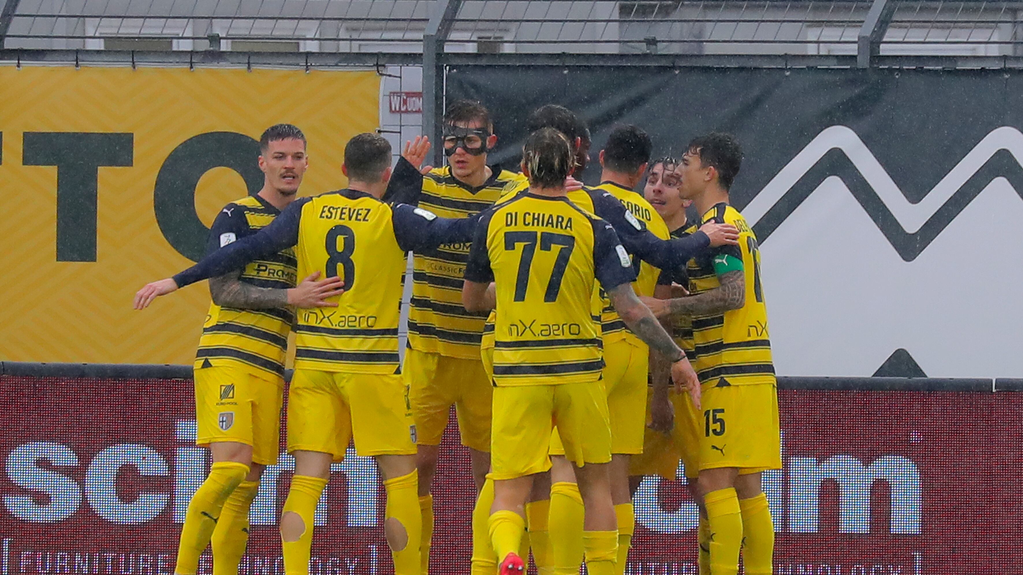Serie B, il Parma tenta la fuga. Che bagarre in zona playoff