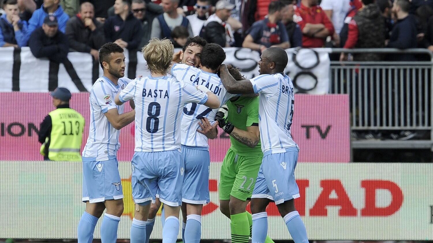 La Lazio non molla, vince col Cagliari e resta a un punto dalla Roma