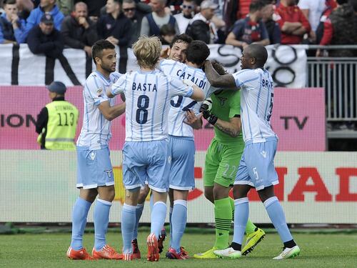 La Lazio non molla, vince col Cagliari e resta a un punto dalla Roma