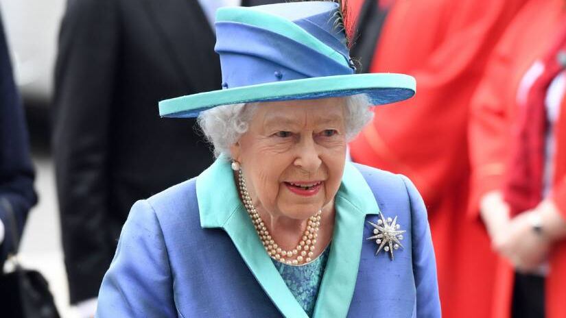 La regina Elisabetta insegna l’etichetta reale a Lewis Hamilton
