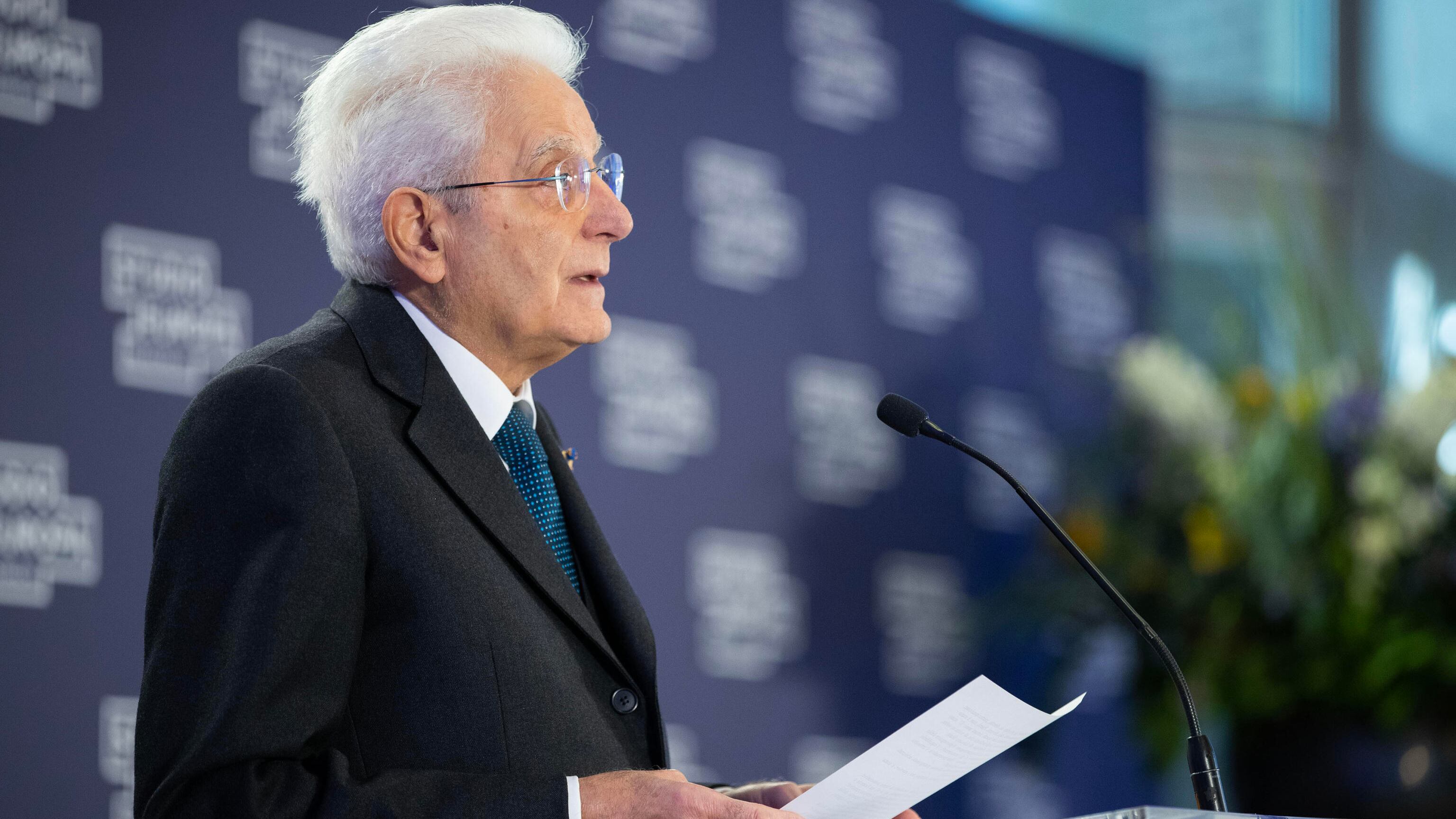 Mattarella: "Inaccettabili le sentenze capitali". Corteo a Roma: "L'Italia cacci l'ambasciatore"