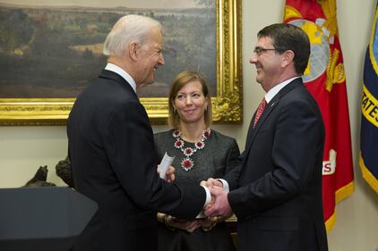 Le carezze di Biden alla moglie del ministro 5