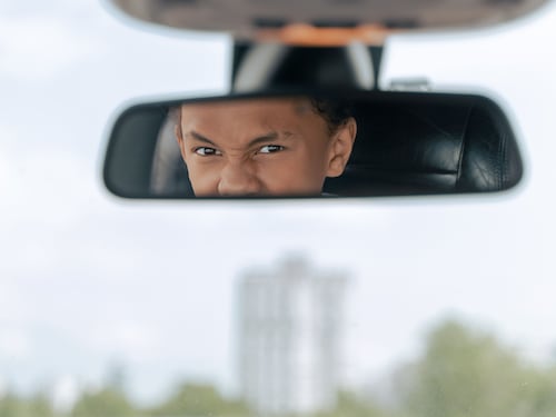 Clacson, parolacce e gestacci: i maleducati milanesi al volante
