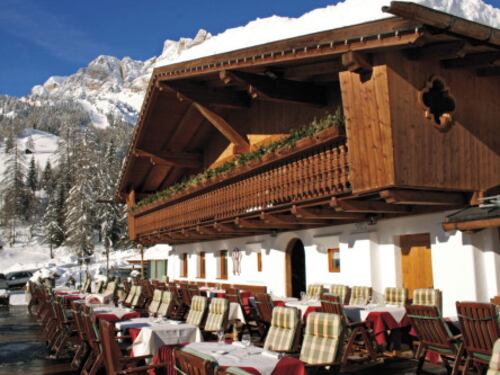 Ombre kazake sulla chiusura del Camineto, il ristorante dei vip di Cortina