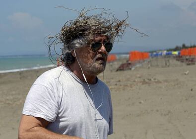 Grillo in riva al mare con una corona di spine 1