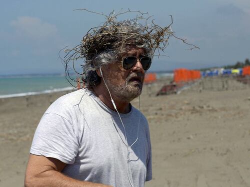 Grillo in riva al mare con una corona di spine