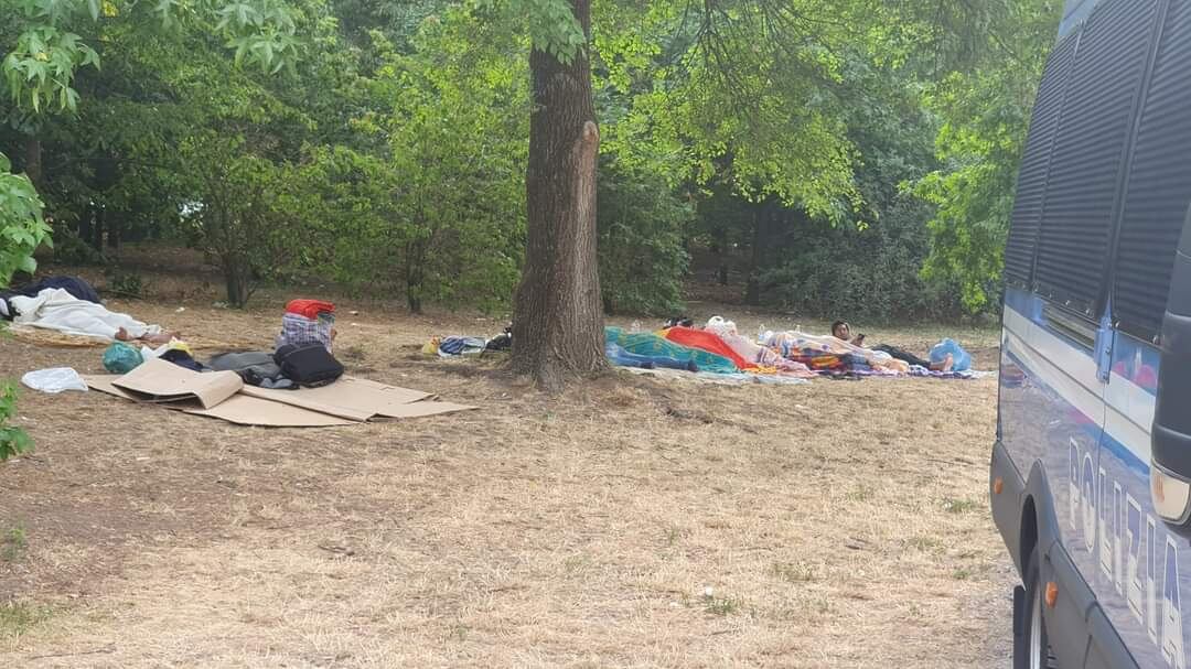 Il Pd si accorge ora del caos migranti. L'ira della polizia: "Perché sono qui?"