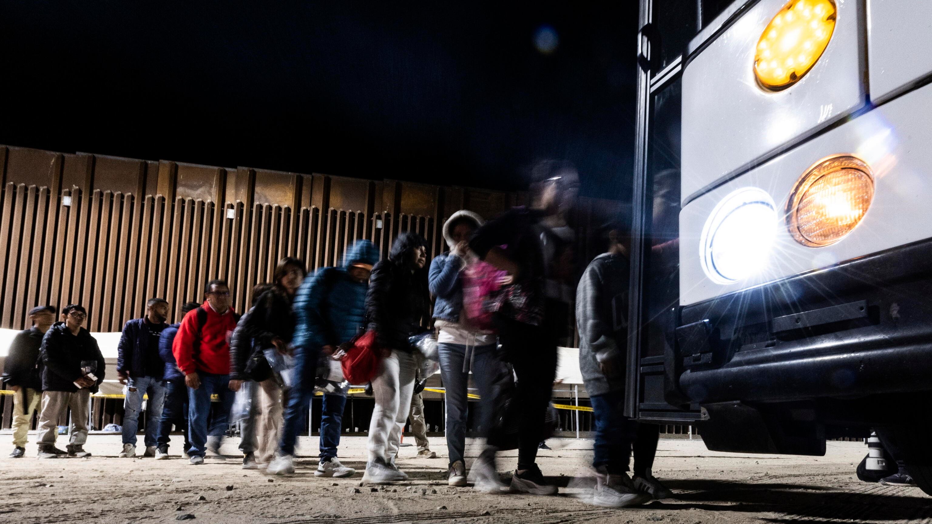 Usa, caos al confine: migliaia di migranti attendono di entrare nel Paese