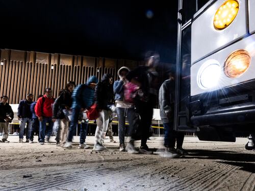 Usa, caos al confine: migliaia di migranti attendono di entrare nel Paese