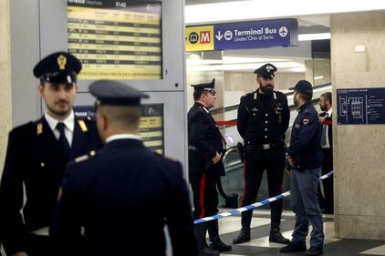 Milano, i soccorsi dopo l'aggressione in centrale 12