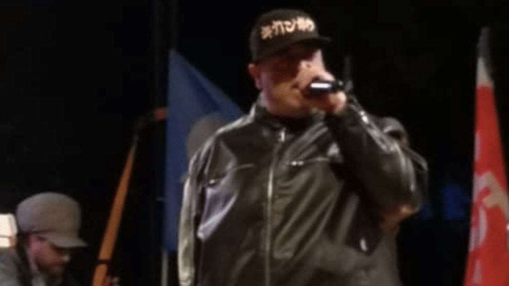 L'insulto choc del rapper alla Meloni scatena la bufera