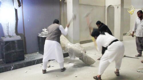 Gli uomini dell'Isis si accaniscono sulle opere d'arte 6