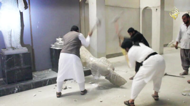 Gli uomini dell'Isis si accaniscono sulle opere d'arte 6