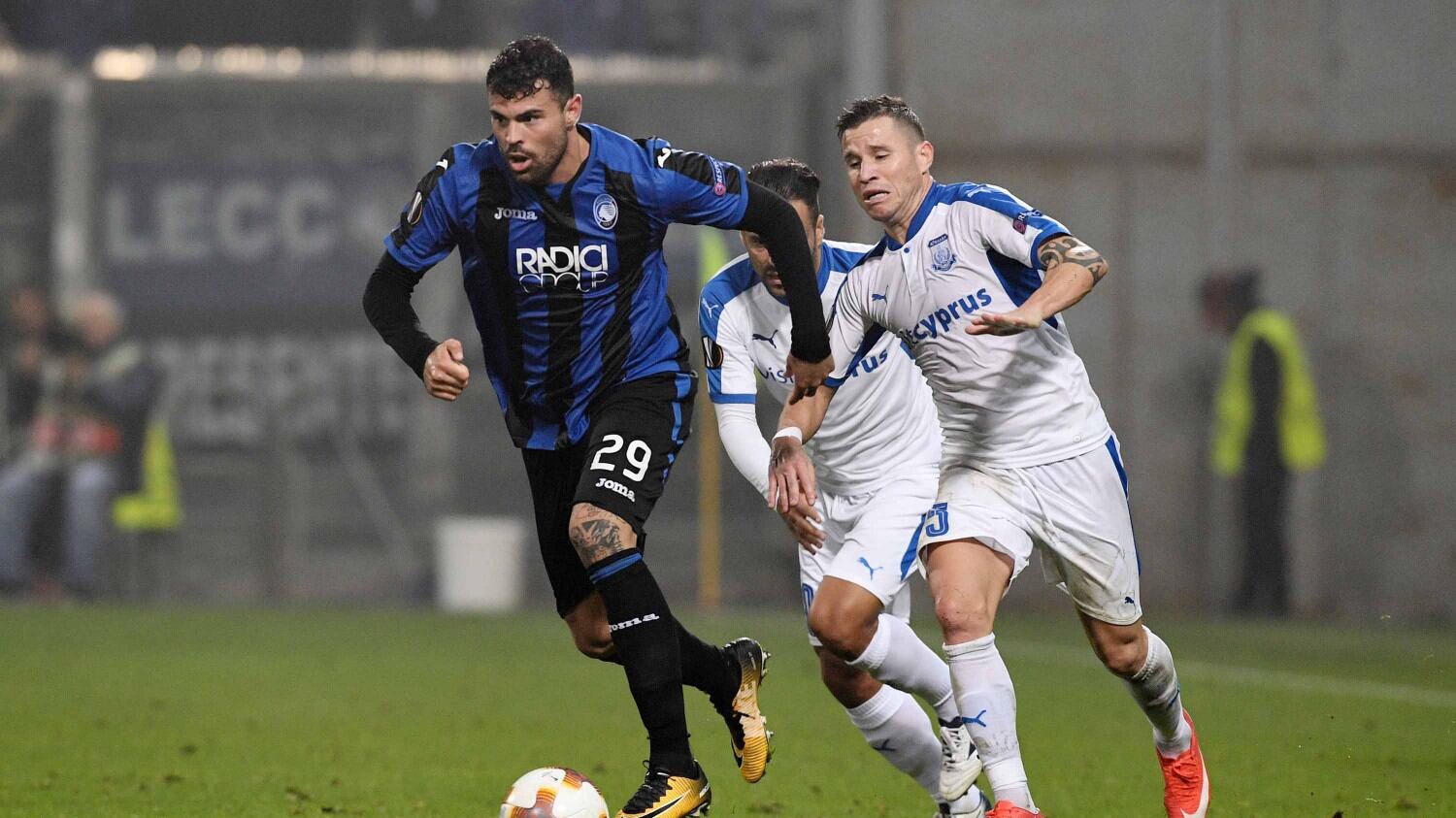 Un tifoso corregge Petagna sull'italiano: l'ex Milan gli risponde per le rime