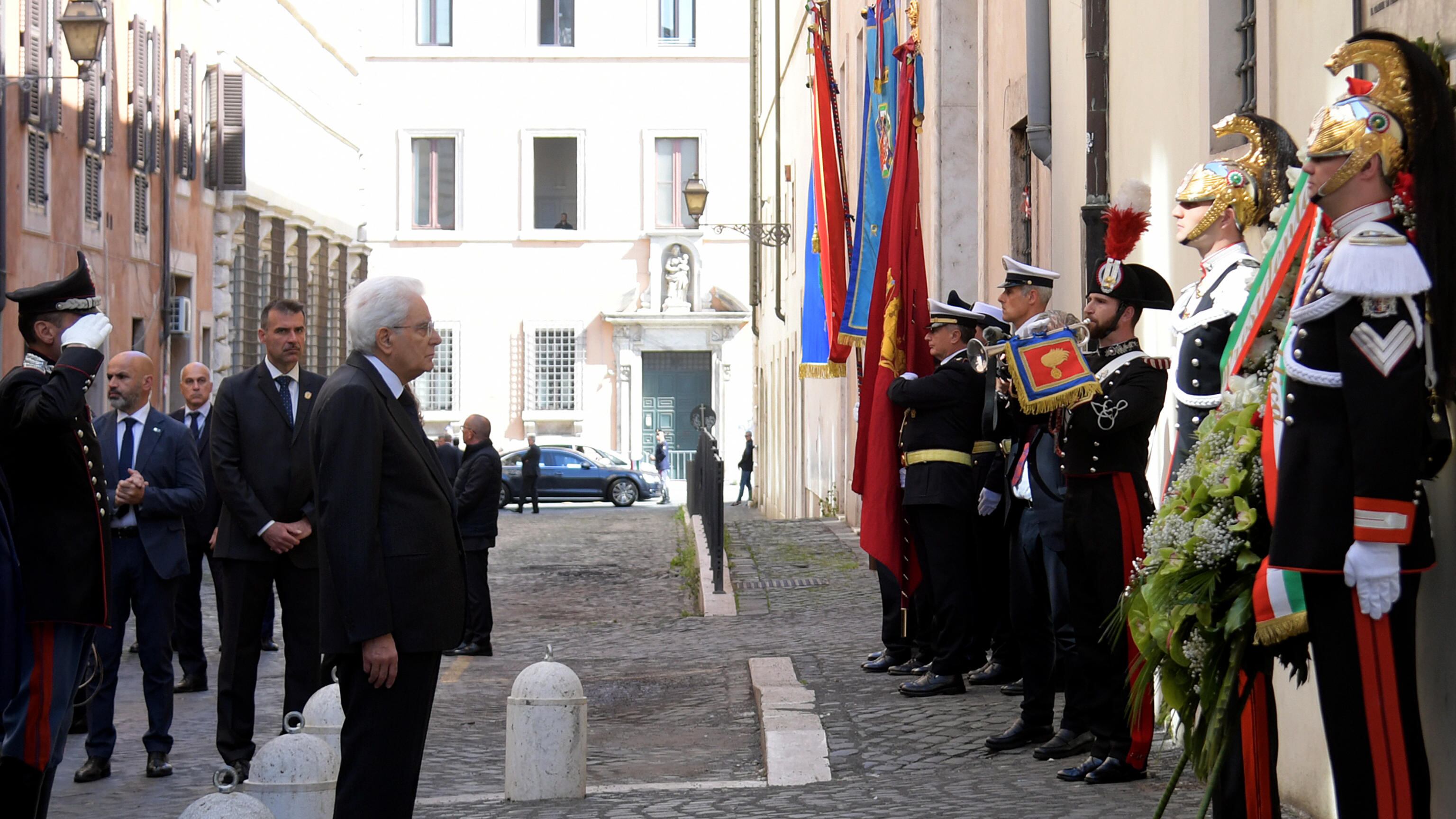Mattarella onora le vittime. "Troppo spazio ai terroristi"