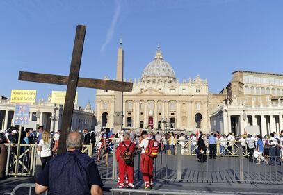 I fedeli a San Pietro festeggiano Santa Teresa 9