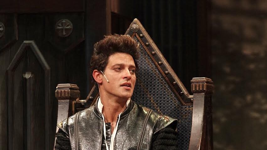 "So far bene la parte dell'attore incapace recitando Shakespeare"