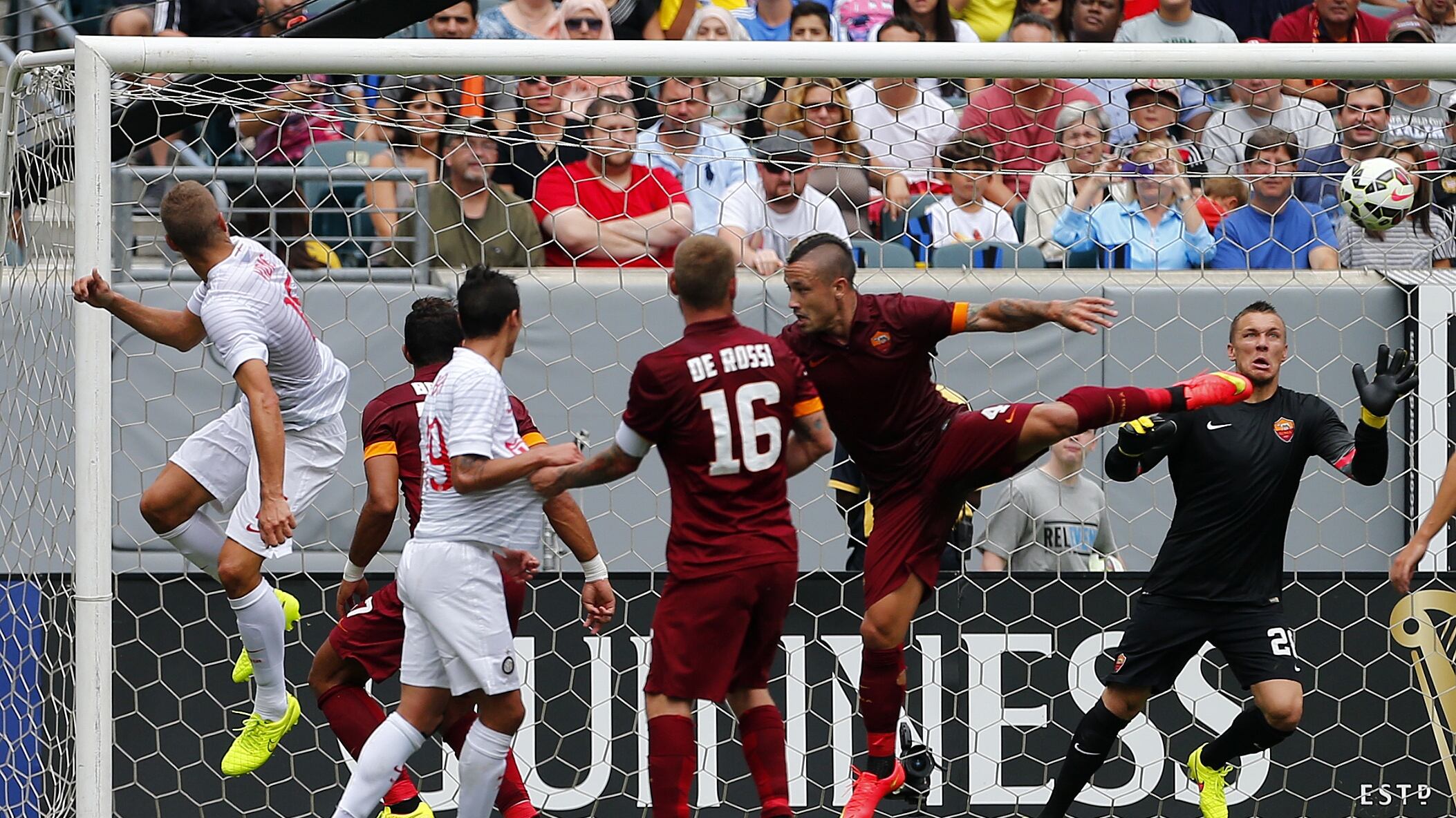 Inter con lo stopper da gol, Roma con troppa ruggine