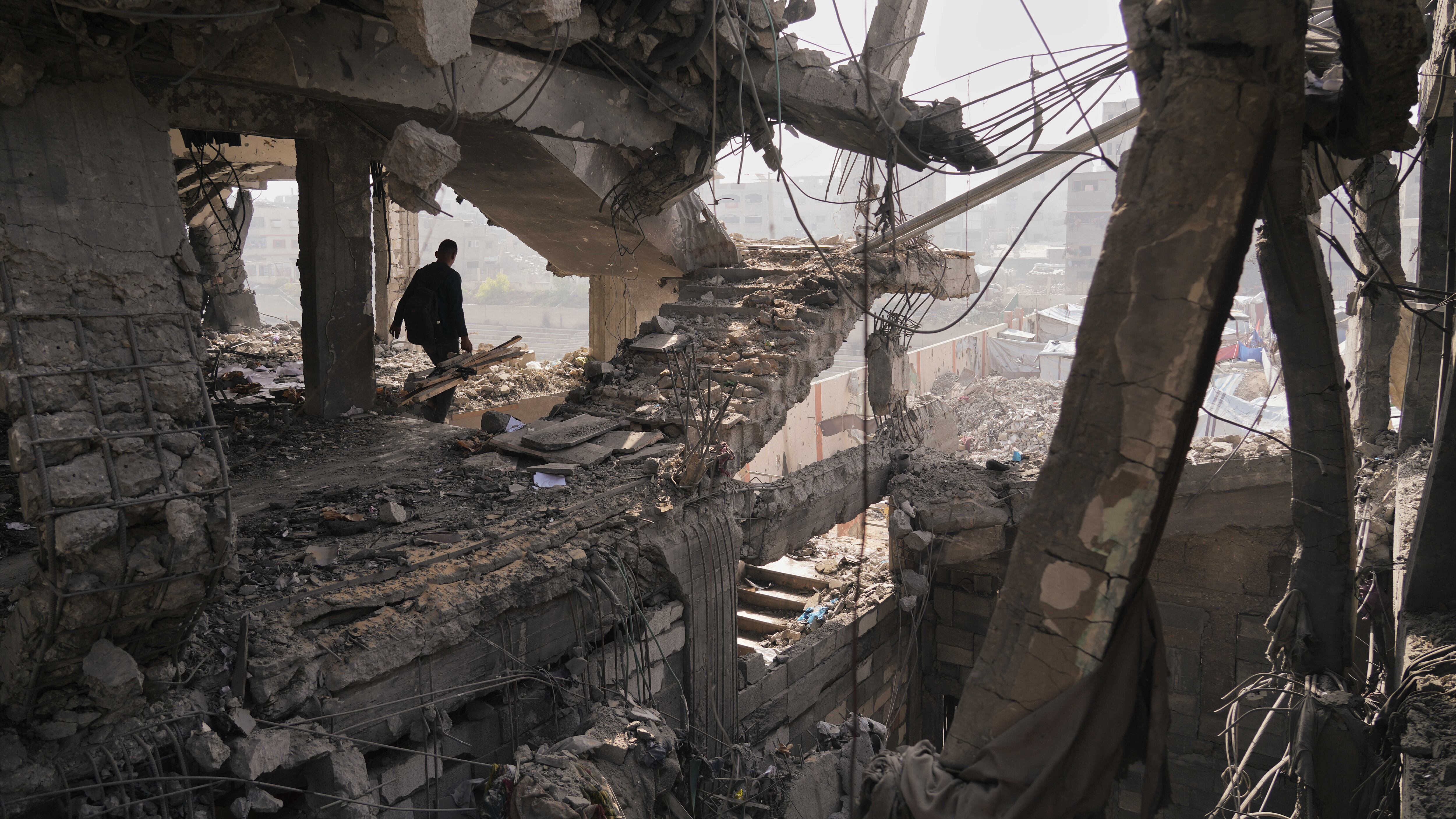 Gaza, fuoco e raid: "Escalation che minaccia la tregua"