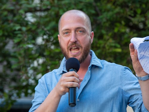 Quel paragone tra Carola e Gandhi: il candidato di sinistra imbarazza il Pd