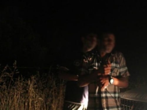 Immigrati assaltano gli agenti: la fuga di notte tra gli insulti