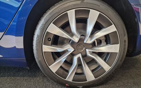 Tesla Model 3 restyling, guarda tutte le immagini 16