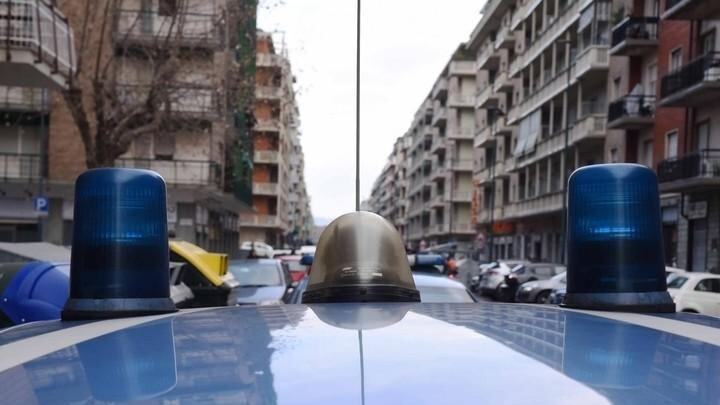 Scippano il cellulare a un turista: arrestati due stranieri