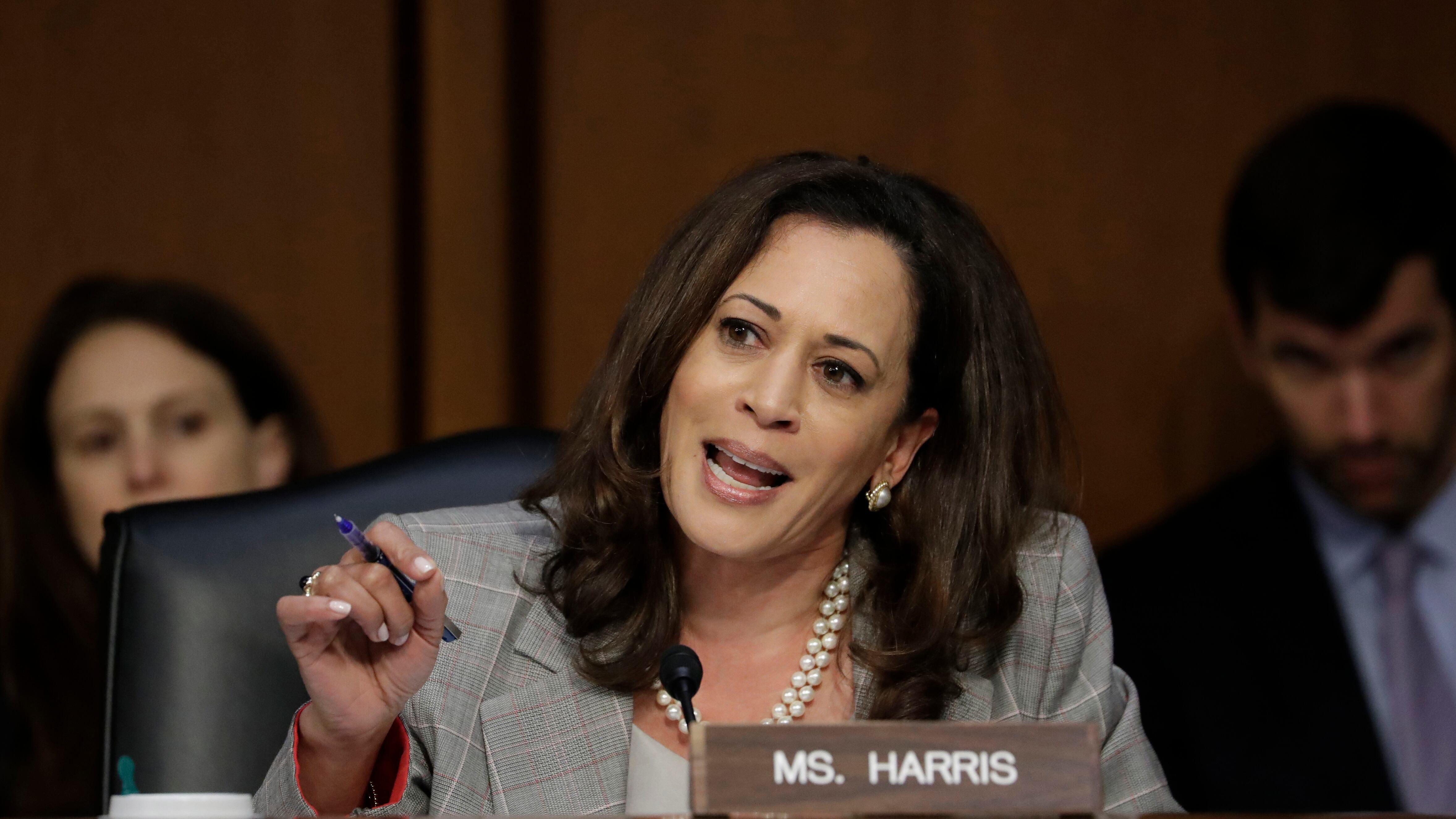 Harris rimette la toga: la strategia per incastrare Trump