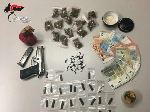 I carabinieri in casa, lui si nasconde... nell'armadio