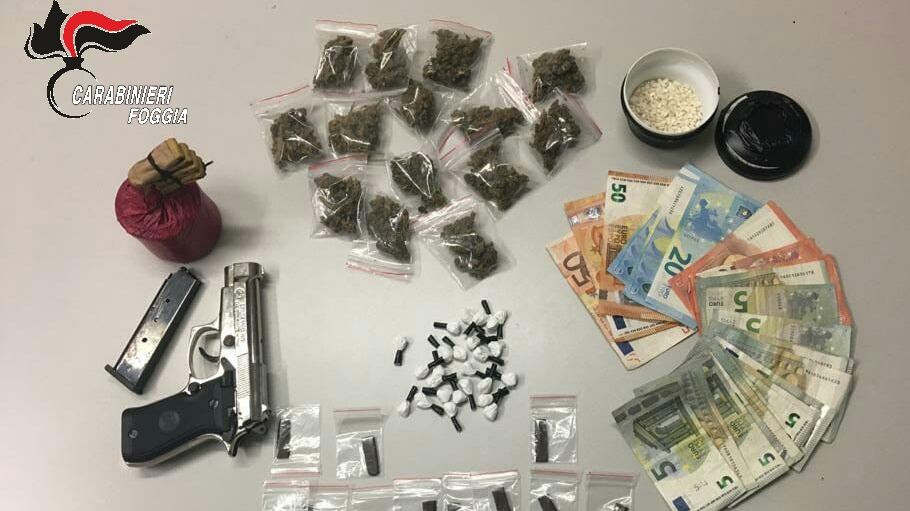 I carabinieri in casa, lui si nasconde... nell'armadio