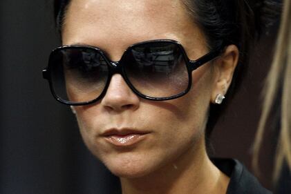 Victoria Beckham a Singapore lotta contro l'umidità che le arriccia i capelli 12
