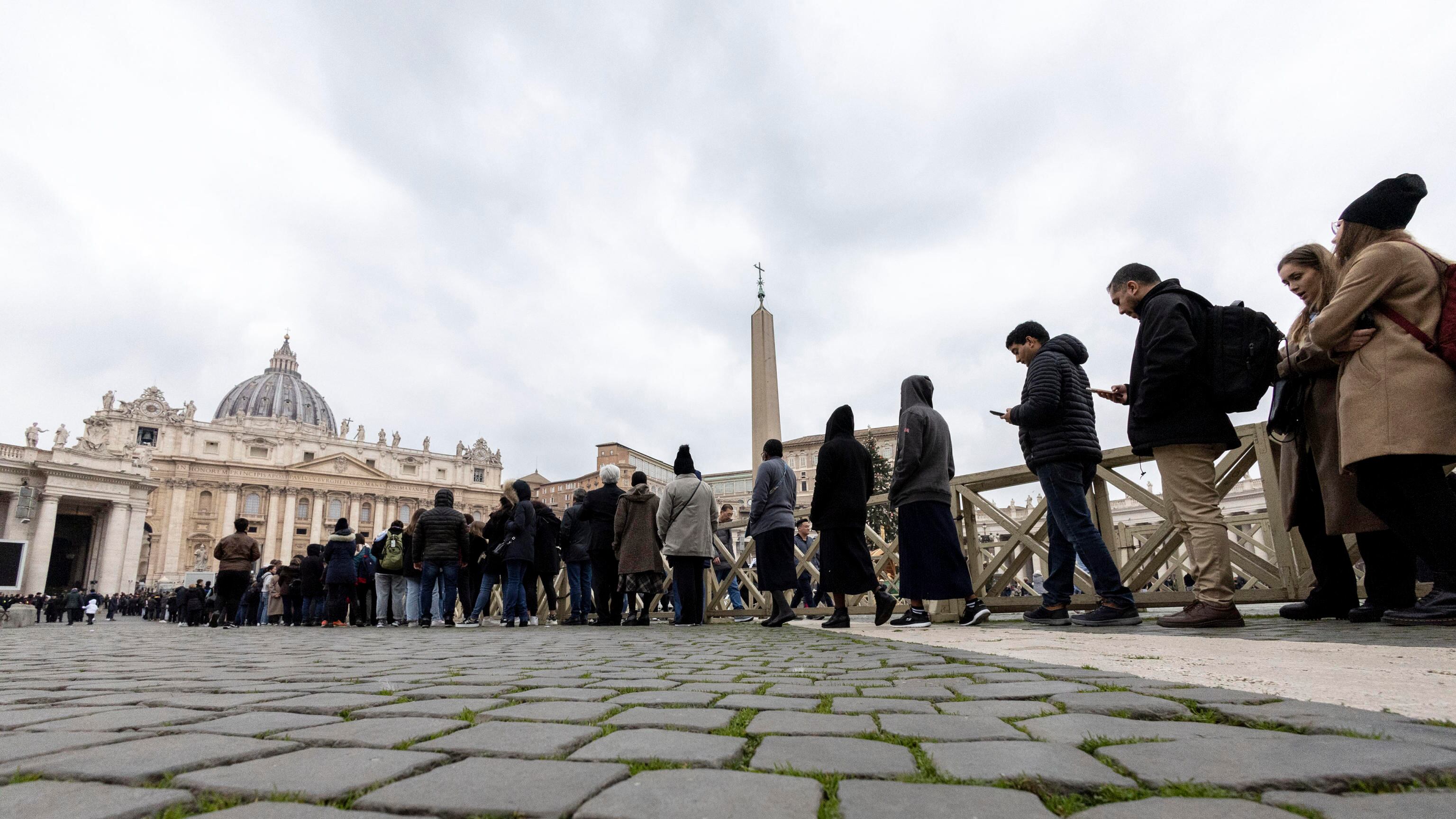 Gli sciacalli pure in piazza San Pietro: cosa è successo ai fedeli