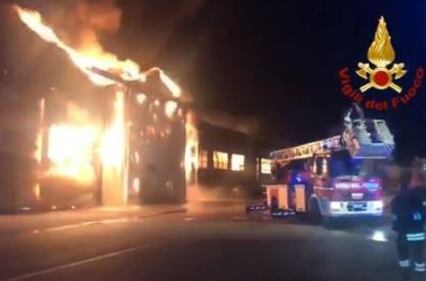 Vasto incendio nel porto di Ancona 2