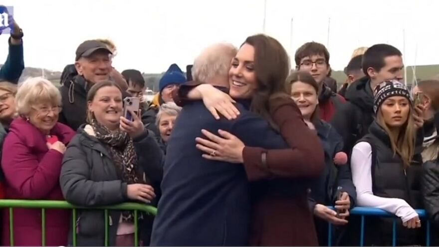 "Inaspettato, spontaneo...". Il gesto di Kate che smentisce Meghan