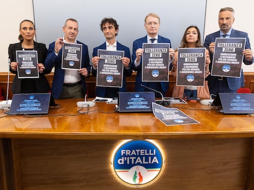 FdI: “Reato di associazione a delinquere per chi devasta e aggredisce le forze dell’ordine”