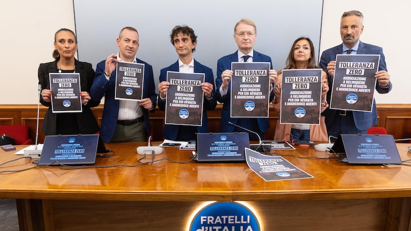 FdI: “Reato di associazione a delinquere per chi devasta e aggredisce le forze dell’ordine”