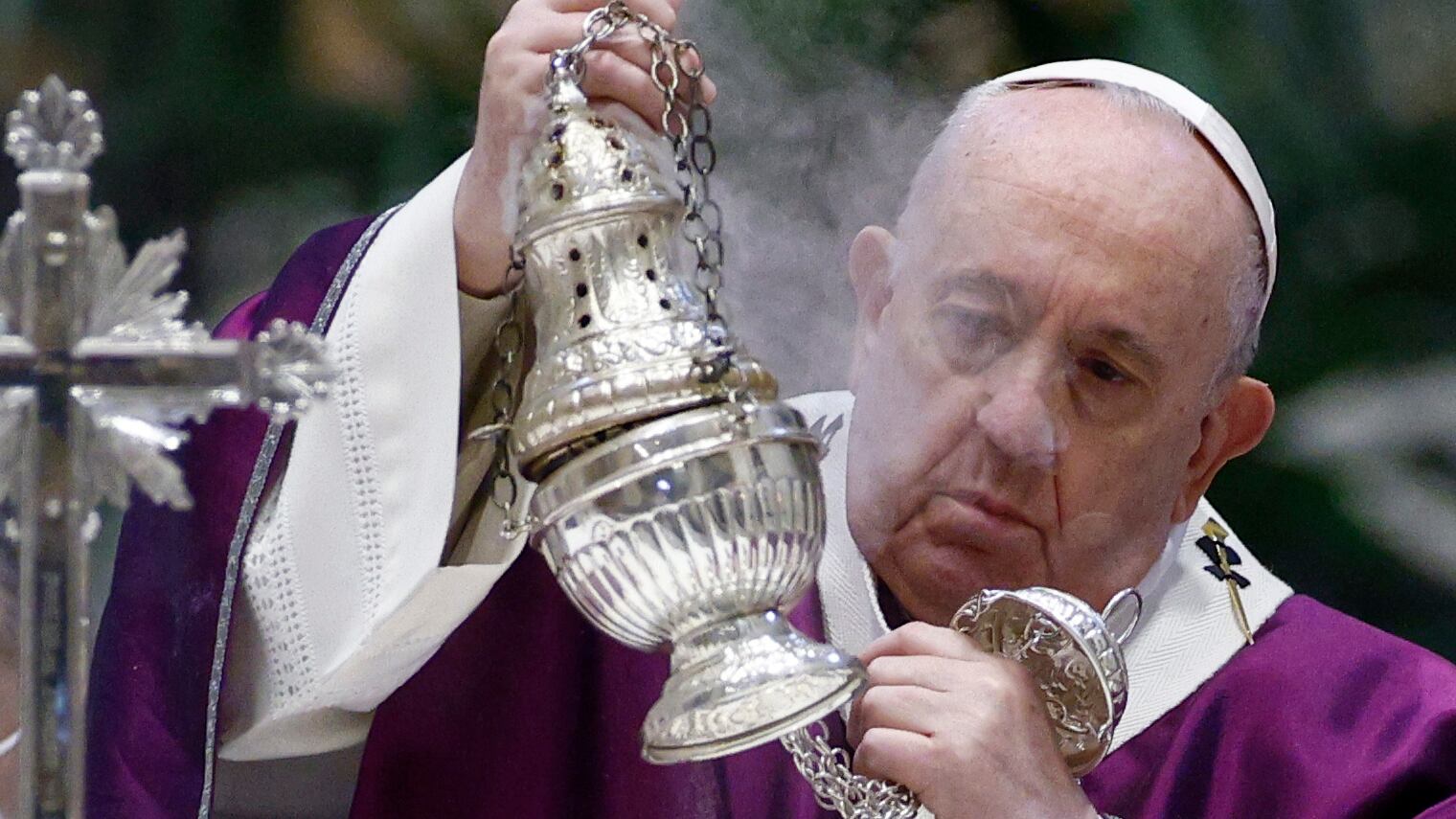 Parla Bergoglio: "Benedire unioni gay? Non posso, va contro legge della Chiesa"