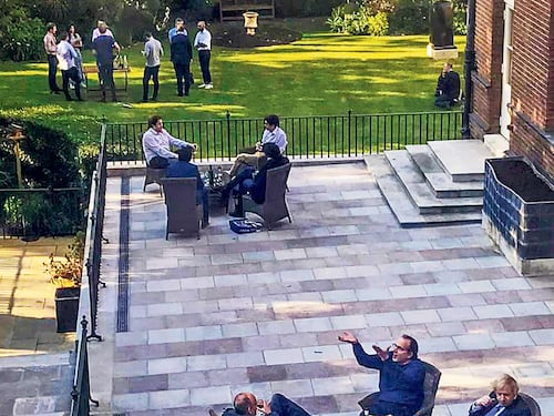 Boris Johnson, nuovo scivolone: foto con vino e staff durante il lockdown