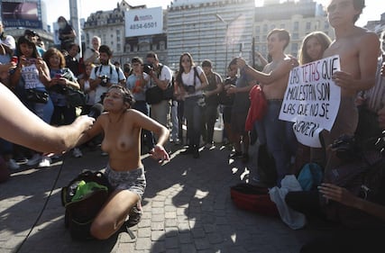 In Argentina è il "tetazo", per diffondere il topless 3